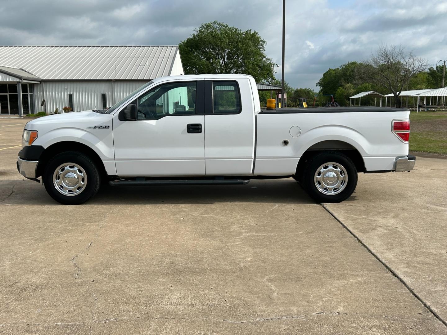 2014 White /Gray Ford F-150 XL SuperCab 6.5-ft. Bed 2WD (1FTEX1CM8EK) with an 3.7L V6 DOHC 24V engine, 6-Speed Automatic transmission, located at 17760 Hwy 62, Morris, OK, 74445, (918) 733-4887, 35.609104, -95.877060 - Photo#7